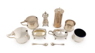 A mixed lot of silver items,