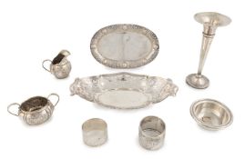 A mixed lot of silver items,