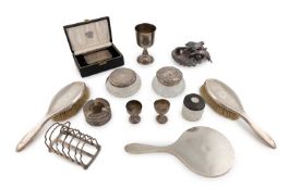 A mixed lot of silver items,