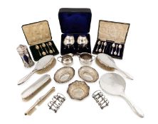 A mixed lot of silver items,