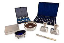 A mixed lot of silver items,