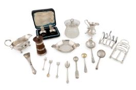 A mixed lot of silver items,
