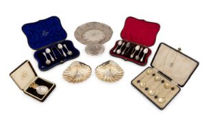 A mixed lot of silver items,