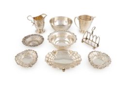 A mixed lot of silver items,