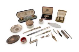 A mixed lot of small silver items,