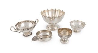 A mixed lot of silver items,