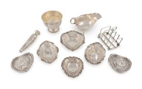 A mixed lot of silver items,