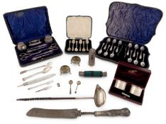 λ A mixed lot of silver items,