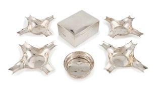 A mixed lot of silver items,