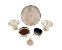 A mixed lot of silver items,