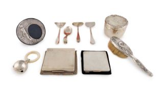 A mixed lot of small silver items,