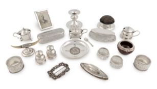 A mixed lot of silver items,