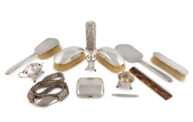 λ A mixed lot of silver items,