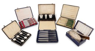 A mixed lot of silver items,
