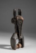 A GURO ZOOMORPHIC HEDDLE PULLEY