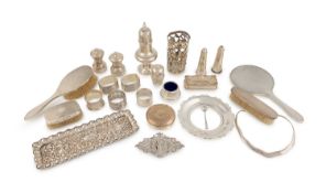 A mixed lot of silver items,