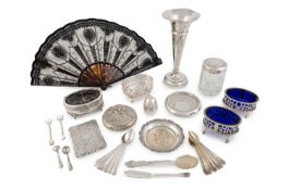 λ A mixed lot of silver items,