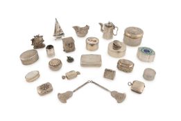 A mixed lot of small silver items,