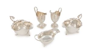 A mixed lot of silver items,