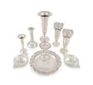 A mixed lot of silver items,