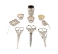 A mixed lot of silver items,