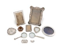 A small mixed lot of vertu items,
