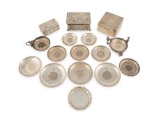 A mixed lot of silver items,