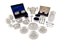 A mixed lot of silver items,