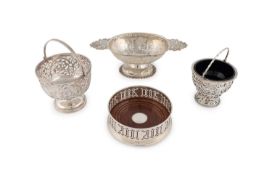 A mixed lot of silver items,