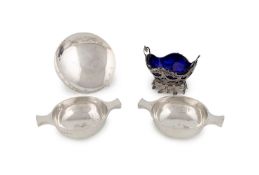 A mixed lot of silver items,