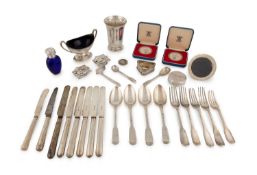 A mixed lot of silver items,