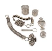 A mixed lot of silver items,