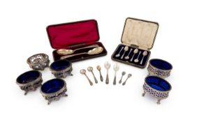 A mixed lot of silver items,