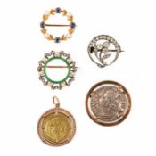 A COLLECTION OF JEWELLERY