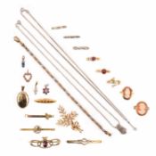 A COLLECTION OF JEWELLERY