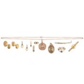 A COLLECTION OF GOLD JEWELLERY