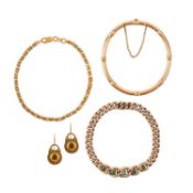 A SMALL COLLECTION OF GOLD JEWELLERY