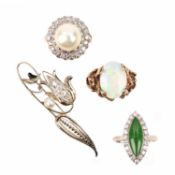 A SMALL COLLECTION OF JEWELLERY