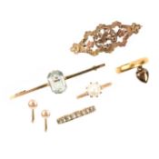 A SMALL COLLECTION OF JEWELLERY