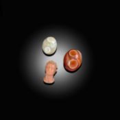 A FINE ANTIQUE MICRO CARVED AGATE MINIATURE BUST OF A ROMAN EMPEROR, POSSIBLY JULIUS CAESAR