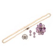 A SMALL COLLECTION OF JEWELLERY