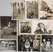 Fotographie SCHNAPPSCHÜSSE Sammlung im Album mit circa 520 Fotos versch. Formate, u.a. BADEMODEN,