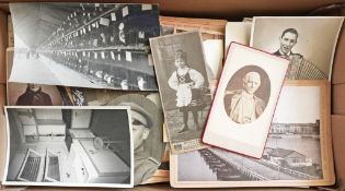 Fotographie Kiste mit hunderten Fotos, Foto-AK, CDV und Kabinettfotos