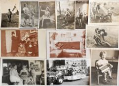 Fotographie SCHNAPPSCHÜSSE Sammlung im Album mit circa 470 Fotos versch. Formate, u.a. BADEMODEN,