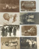 Fotographie SCHNAPPSCHÜSSE hoch interessante Sammlung im Album mit circa 270 Fotokarten viel
