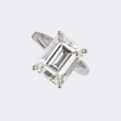 Juwelier Wilm. Hochkarätiger Solitär Ring mit Emerald Cut Diamant.