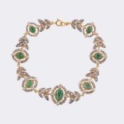 Apartes Smaragd Diamant Armband mit floralem Dekor.
