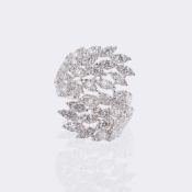 Filigraner Cross-Over Ring mit fein-weißen Brillanten.