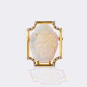 Opal Cameo Brosche mit Brillanten.