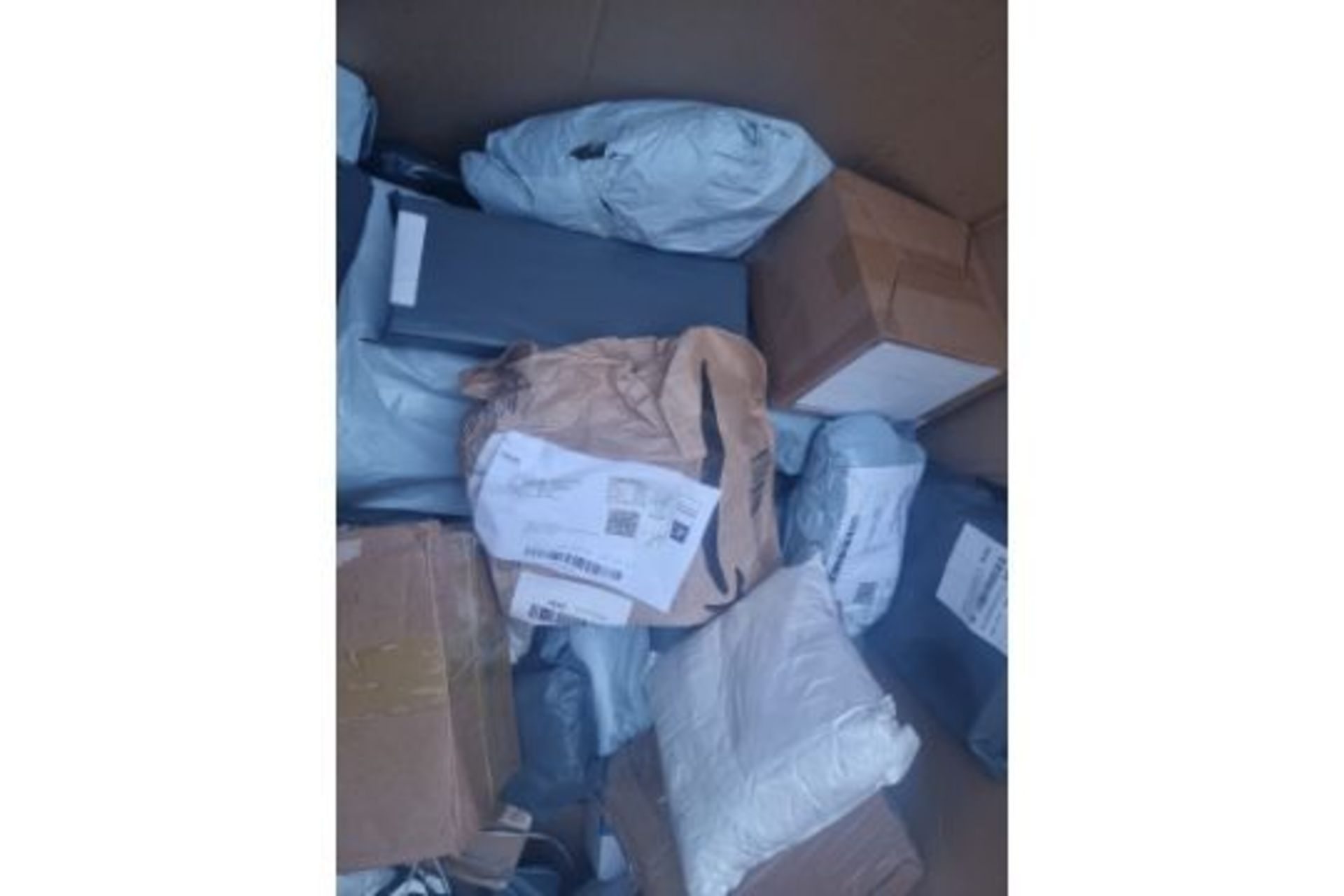 TRADE LOT 500 x UNCHECKED COURIER/INTERNET RETURNS. CONDITION & ITEMS UNKNOWN. ITEMS WILL MAINLY - Image 6 of 7